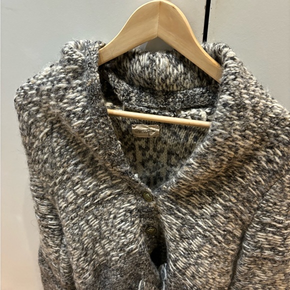 Aritzia sweater - Picture 3 of 5